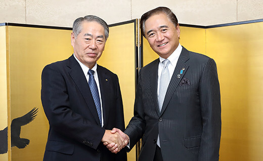 神奈川県知事 黒岩祐治と日本水産株式会社 代表取締役 社長執行役員 細見典男が握手する写真