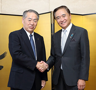 神奈川県知事 黒岩祐治と日本水産株式会社 代表取締役 社長執行役員 細見典男が握手する写真